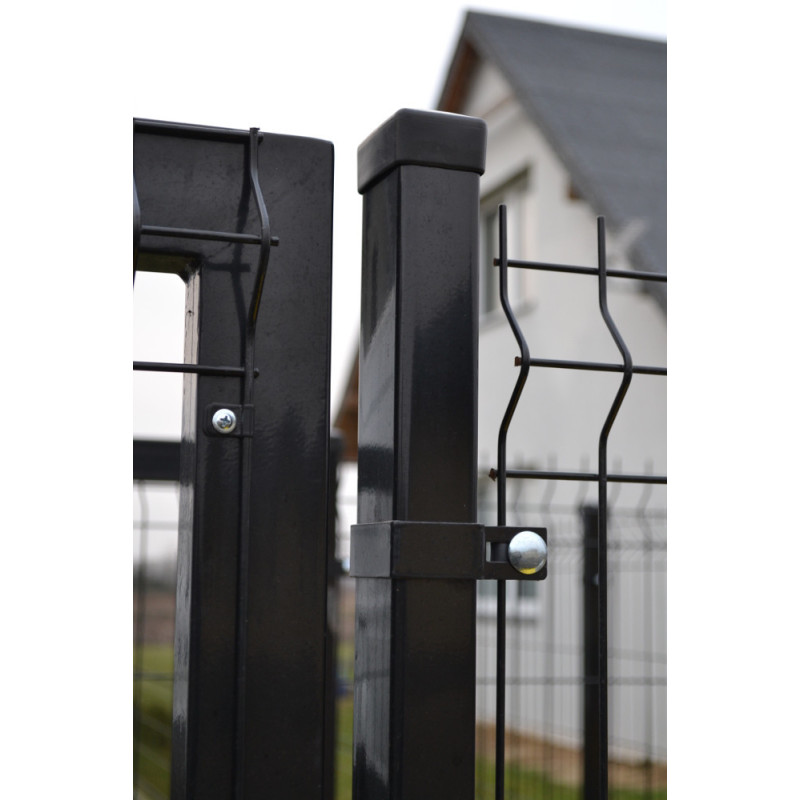 Hjørnebeslag for dobbelt beslag til panelhegn